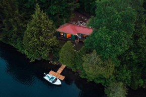 Grinmore Lakehouse with Panoramic View & Hot Tub